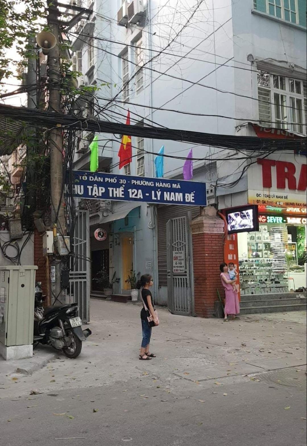 Bu Hanoi Buitenkant foto